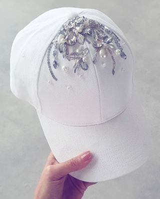 Ručně zdobená bílá kšiltovka. Jedinečný kousek, poštovné máte po celé ČR ZDARMA. Koupíš na našem eshopu...