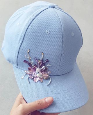 Ručně zdobená nebesky modrá kšiltovka. Originální kousek, pouze jeden jediný. Poštovné máte po celé ČR ZDARMA #ksiltovka...