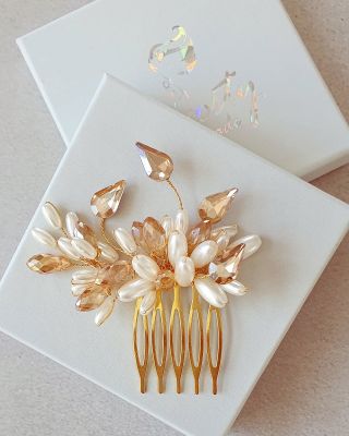 Ručně vyrobená ozdoba do vlasů. Na eshopu jí najdete pod názvem Dolly. Poštovné máte po celé ČR ZDARMA #nevesta #svatba...