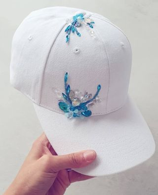 Ručně zdobená bílá kšiltovka s modrým zdobením. Jedná se originální kousek, proto pouze jeden kousek. Poštovné máte po...