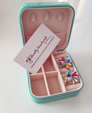 Cenově zvýhodněný set. Šperkovnice spolu s handmade náušnicemi DAKAR. Náš TIP na dárek 🎁 #sperky #sperkovnice...