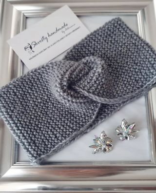 Cenově zvýhodněný set ✨ Ručně pletená čelenka, která krásně zahřeje, a ručně vyrobené náušnice, které udělají parádu 💙...