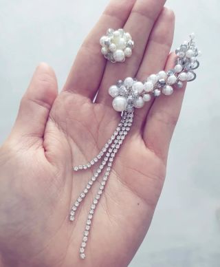 Ručně vyráběné náušnice Asha, z perliček a třpytivých krystalů, které dodají každému outfitu jemnost i nádech luxusu. Buď...