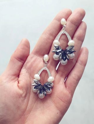 Handmade náušnice Diana. Tyto krásky nabízíme hned v několika možných barevných kombinacích. Poštovné v rámci ČR máte...