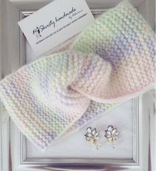 Jemný ručně pletený set Alsa✨ Pastelová čelenka, která zahřeje a doladí outfit, a třpytivé náušnice, které mu dodají šmrnc...